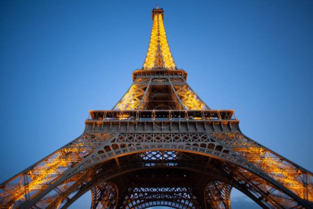 Foto de Torre Eiffel en París por la noche - Imagen libre de derechos