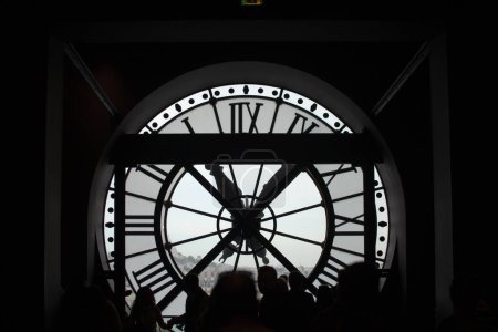 Foto de Gente en notre dame de paris catedral en la torre del reloj, francia - Imagen libre de derechos