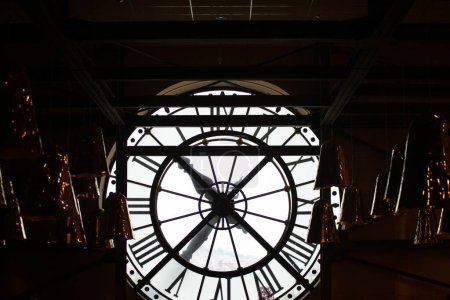 Foto de Gente en notre dame de paris catedral en la torre del reloj, francia - Imagen libre de derechos