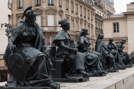 Foto de Orgullosa estatua de Les Six Continents frente al Musee dOrsay en París, Francia - Imagen libre de derechos