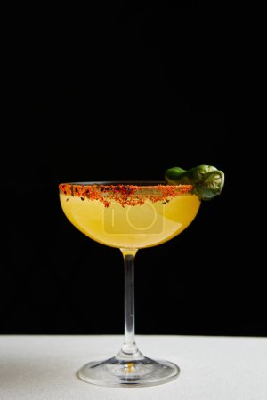 Foto de Cóctel con vodka, vaina de chile verde en vaso de martini sobre fondo negro - Imagen libre de derechos