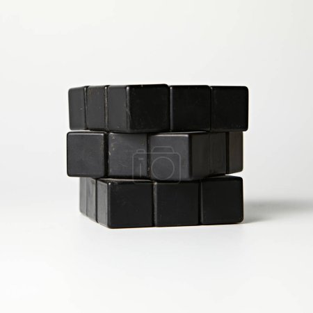 Foto de Cubo de rubik solo en negro sobre un fondo aislante blanco - Imagen libre de derechos