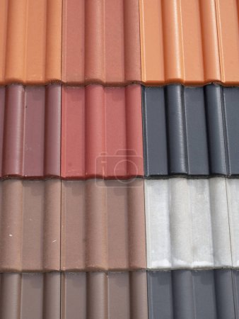 Téléchargez les photos : Tuiles de toit en céramique colorée gros plan dans sho - en image libre de droit
