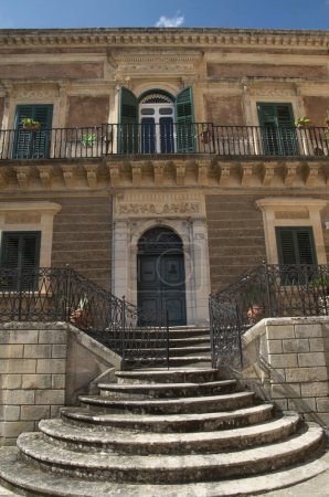 Foto de Casa tradicional en dos plantas con escalera de piedra, puertas arqueadas, balcón y muchas ventanas, Italia, Europ - Imagen libre de derechos