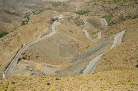 Foto de Escénica carretera de asfalto con muchos giros de arrakesh al paso de montaña Tizi n Tichka en Marruecos - Imagen libre de derechos