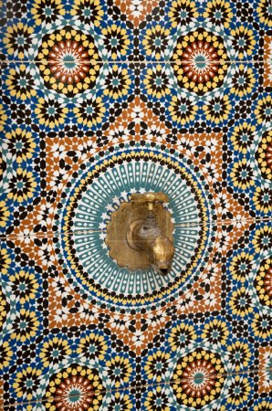 Téléchargez les photos : Carreaux de céramique de style Zellige sur le mur avec robinet d'eau au Maroc - en image libre de droit
