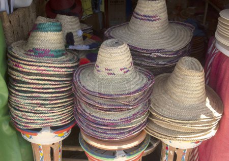 Téléchargez les photos : De nombreux chapeaux de paille marocains dans le marché de rue au Maroc - en image libre de droit
