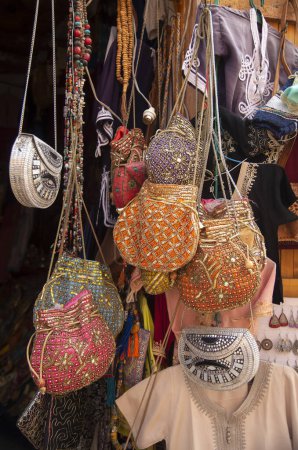 Foto de Marroquí colorido mujer bordado bolsas en el mercado callejero en Marruecos - Imagen libre de derechos