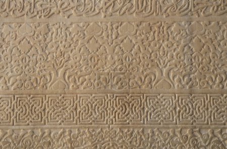 Téléchargez les photos : Relief en pierre blanche avec arabesques sur mur dans la vieille madrasa Ben Youssef Madrasa à Marrakech, Maroc - en image libre de droit