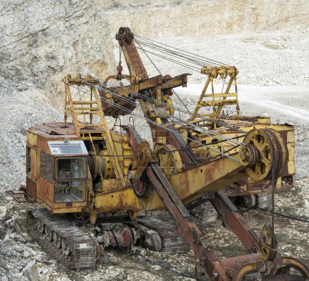 Téléchargez les photos : Ancien équipement jaune rouillé dans une carrière de calcaire à Europ - en image libre de droit