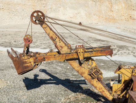 Téléchargez les photos : Ancien équipement jaune rouillé dans une carrière de calcaire à Europ - en image libre de droit