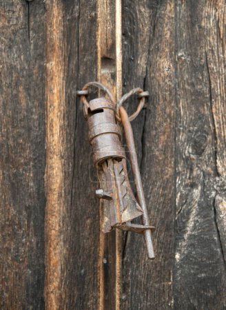 Téléchargez les photos : Vieux cadenas en métal rouillé fait à la main dans le village de Zheravna, Bulgarie, Europ - en image libre de droit