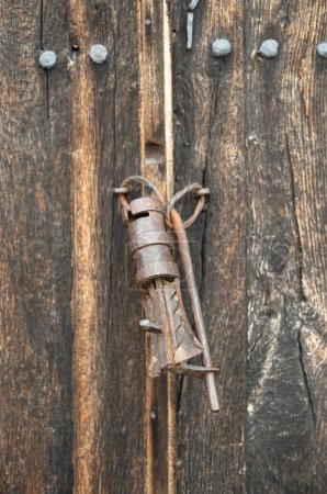 Téléchargez les photos : Vieux cadenas en métal rouillé fait à la main dans le village de Zheravna, Bulgarie, Europ - en image libre de droit