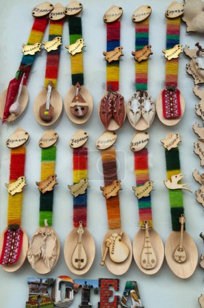 Téléchargez les photos : Souvenirs bulgares faits à la main avec cuillères en bois, gargouilles et cornemuses dans le village de Zheravna, Bulgarie, Europ - en image libre de droit