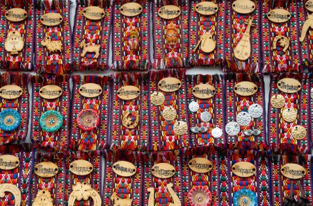 souvenirs búlgaros hechos a mano con bordados tradicionales con la inscripción Zheravna, Bulgaria, Europ