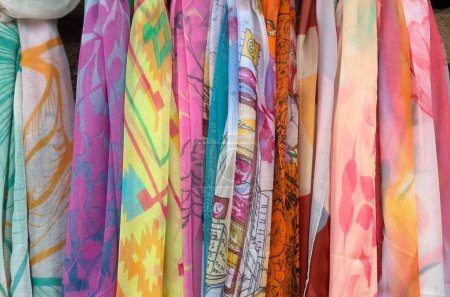 Téléchargez les photos : Beaucoup de belles écharpes colorées dans le marché de rue à Bulgari - en image libre de droit