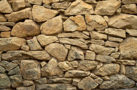 Téléchargez les photos : Vieux mur de pierre de lumière rurale proche u - en image libre de droit