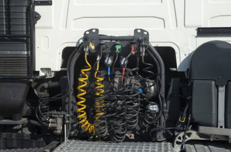 Téléchargez les photos : Tuyaux pneumatiques et électriques et câbles reliant le camion et semi-remorque - en image libre de droit