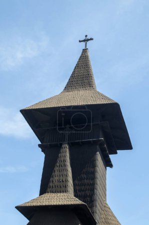 Téléchargez les photos : Tour de l'église en bois du monastère Deleni Nativité, Constanta, Roumanie, Europ - en image libre de droit