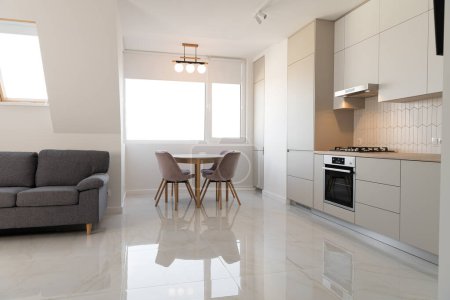 Foto de Moderna cocina contemporánea interior de la habitación .white y material de madera. nuevo diseño interior real - Imagen libre de derechos