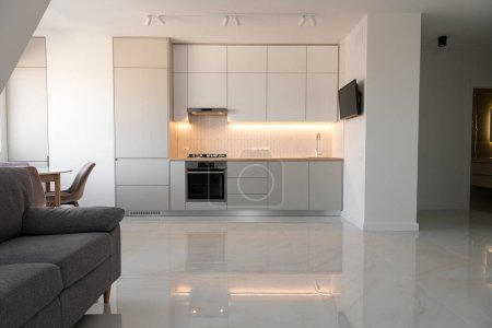 Téléchargez les photos : Moderne Contemporain intérieur de la salle de cuisine .white et matériau en bois. vrai nouveau design d'intérieur - en image libre de droit
