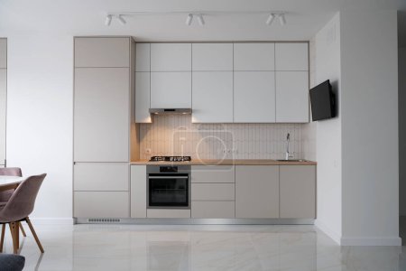 Foto de Moderna cocina contemporánea interior de la habitación .white y material de madera. nuevo diseño interior real - Imagen libre de derechos