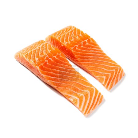 Téléchargez les photos : Filet de saumon cru frais isolé sur fond blanc. - en image libre de droit
