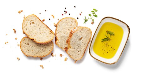Téléchargez les photos : Tranches de pain frais à l'huile d'olive isolées sur fond blanc, vue de dessus - en image libre de droit