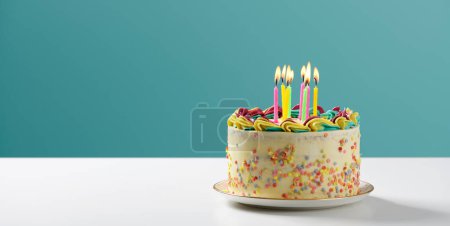 Foto de Pastel en capas para fiesta de cumpleaños. - Imagen libre de derechos