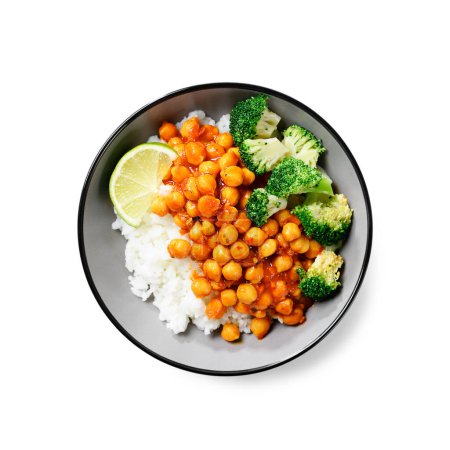 Téléchargez les photos : Curry de pois chiches avec riz basmati et brocoli isolés sur fond blanc, vue du dessus - en image libre de droit