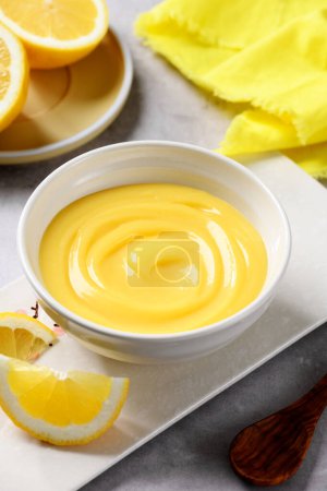 Foto de Pudín casero de crema de vainilla o cuajada de limón en un tazón blanco. - Imagen libre de derechos