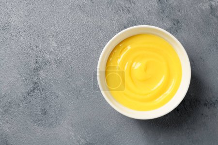Foto de Pudín casero de crema de vainilla o cuajada de limón en un tazón blanco. vista superior - Imagen libre de derechos