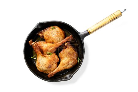 Téléchargez les photos : Jambes de canard fraîchement rôties confites dans une casserole, isolées sur fond blanc. vue de dessus - en image libre de droit