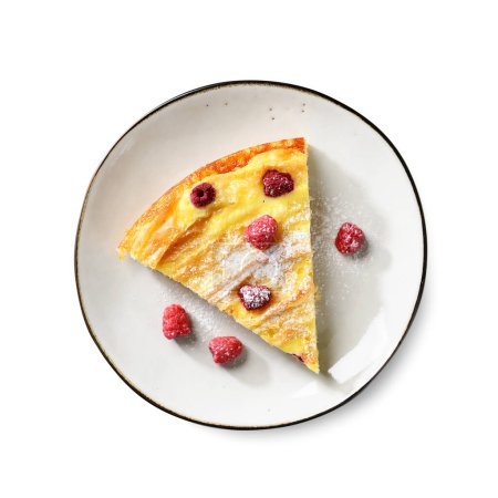 Téléchargez les photos : Tranche de tarte sucrée Filo Pastry fraîche cuite au four avec framboise et sucre en poudre. isolé sur fond blanc - en image libre de droit