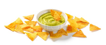 Téléchargez les photos : Guacamole sauce sauce à l'avocat avec des chips de nachos de maïs tortilla dans un bol blanc. Isolé sur fond blanc. - en image libre de droit