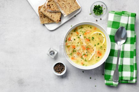 Téléchargez les photos : Soupe d'orzo au poulet au citron. Une nourriture saine. vue de dessus - en image libre de droit