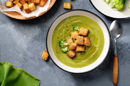 Téléchargez les photos : Bol de soupe à la crème de brocoli frais avec croûtons, vue sur le dessus - en image libre de droit