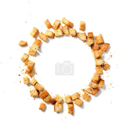 Foto de Composición redonda de croutons crujientes caseros con sabor a queso parmesano aislado sobre fondo blanco, vista superior - Imagen libre de derechos