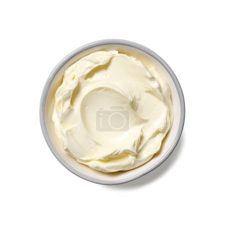 Téléchargez les photos : Bol de fromage à la crème isolé sur fond blanc, vue de dessus - en image libre de droit