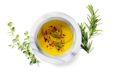 Téléchargez les photos : Bol d'huile épicée avec des légumes frais et des épices, isolé sur blanc. vue de dessus - en image libre de droit