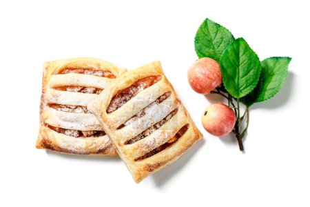 Téléchargez les photos : Tartes à la pâte feuilletée maison remplies de pommes caramélisées. isolé sur fond blanc. vue de dessus - en image libre de droit