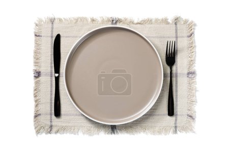 Téléchargez les photos : Assiette vide avec couteau noir et fourchette sur serviette textile isolée sur fond blanc. vue de dessus - en image libre de droit
