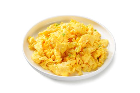 Téléchargez les photos : Des œufs brouillés pour le petit déjeuner. Une nourriture saine. isolé sur fond blanc - en image libre de droit