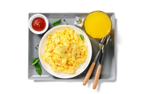 Téléchargez les photos : Des œufs brouillés pour le petit déjeuner. Une nourriture saine. isolé sur fond blanc. vue de dessus - en image libre de droit
