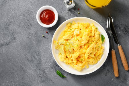 Foto de Huevos revueltos para el desayuno. Comida saludable. vista superior - Imagen libre de derechos