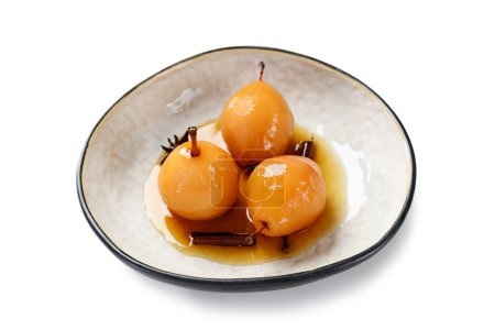 Téléchargez les photos : Poires pochées aux épices au sirop. Délicieux dessert. isolé sur fond blanc - en image libre de droit