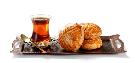 Foto de Bollos de desayuno turcos tradicionales (pogaca) servidos con té turco negro. aislado sobre fondo blanco - Imagen libre de derechos