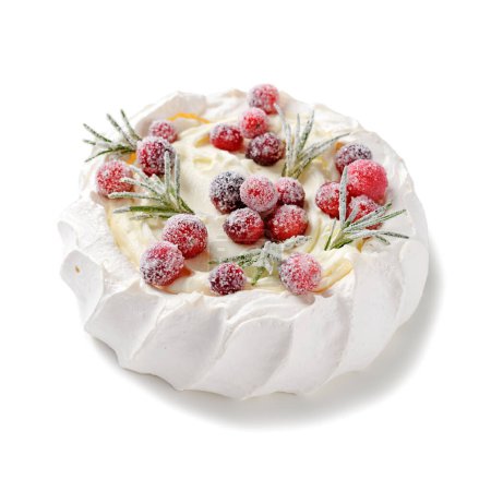 Téléchargez les photos : Gâteau Pavlova meringue décoré de canneberges congelées et de romarin. Gâteau pour Noël. isolé sur fond blanc - en image libre de droit