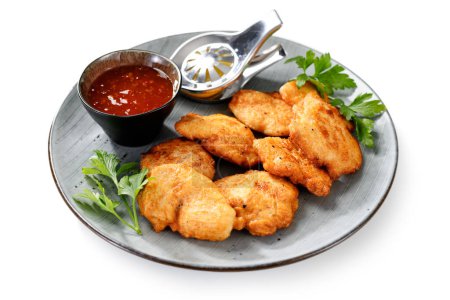 Téléchargez les photos : Poitrine de poulet frite en pâte ou pépites avec sauce chili. isolé sur fond blanc - en image libre de droit