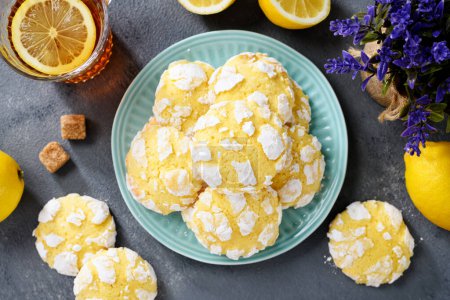Téléchargez les photos : Biscuits froissés au citron faits maison avec glaçage au sucre en poudre. vue de dessus - en image libre de droit